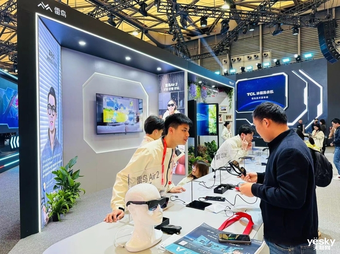 AWE 2024:雷鸟创新携AI+AR最佳搭档参展 创新玩法吸引观众体验(图1) AWE 2024:雷鸟创新携AI+AR最佳搭档参展 创新玩法吸引观众体验(图1)