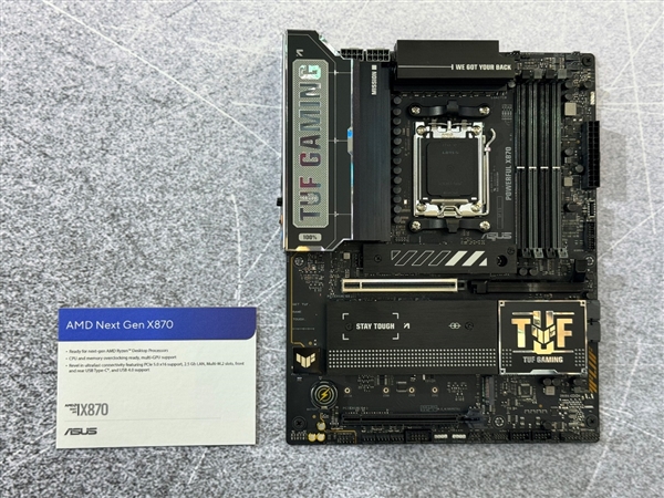 华硕主板新品亮相COMPUTEX 2024 新世纪AI竞装(图3) 华硕主板新品亮相COMPUTEX 2024 新世纪AI竞装(图3)