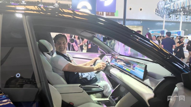 AI向未来|一睹为快!2024世界人工智能大会暨人工智能全球治理高级别会议在沪开幕(图1) AI向未来|一睹为快!2024世界人工智能大会暨人工智能全球治理高级别会议在沪开幕(图1)
